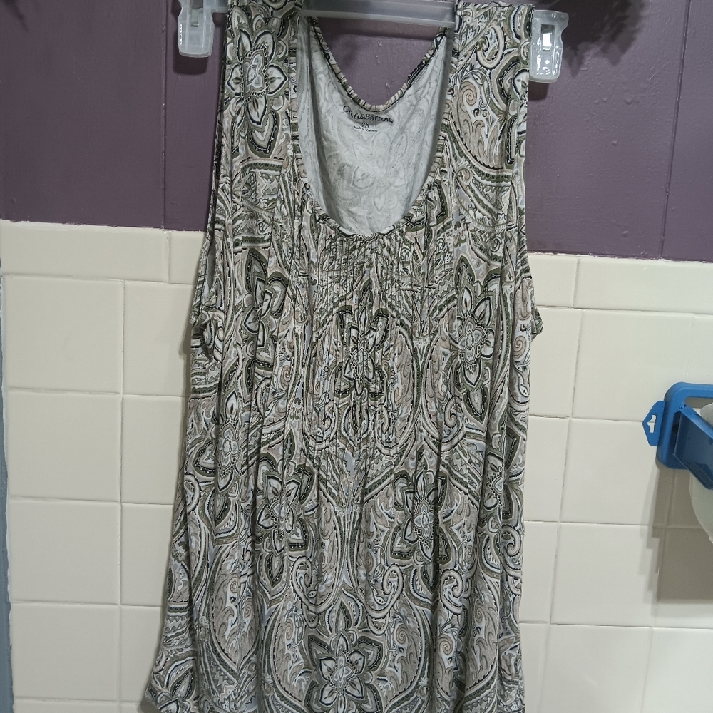 Croft barrow white Grayist green 2X ladies No sleeve shirt.